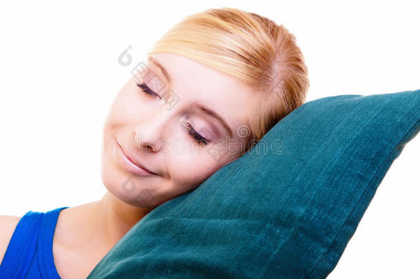 昏昏欲睡的金发碧眼的女孩，枕着绿枕，隔着白枕