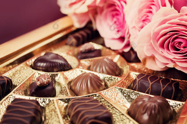 甜蜜的礼物。盒装各种巧克力。