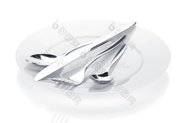 银器或餐具一套叉子、勺子和刀子套在盘子上