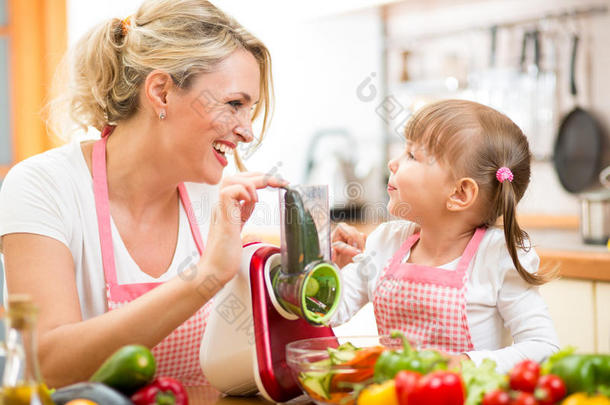 准备健康食品的母婴女