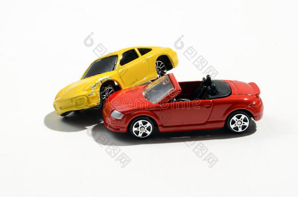 两辆五颜六色的金属玩具模型车