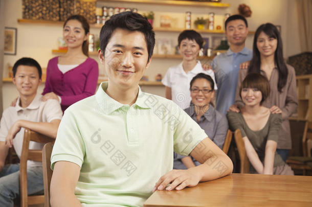 一个年轻人和一群朋友在咖啡店的画像