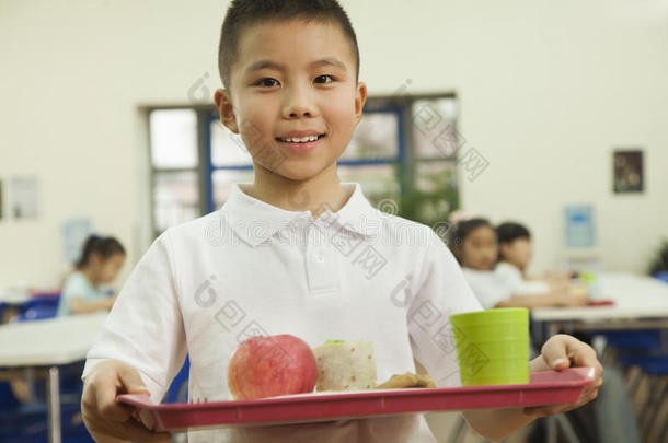 <strong>学校食堂</strong>里拿着餐盘的男生