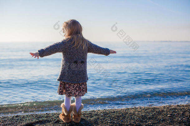 海滩上可爱小女孩的背影