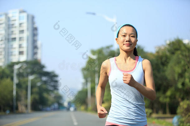 在城市街道上奔跑的女人