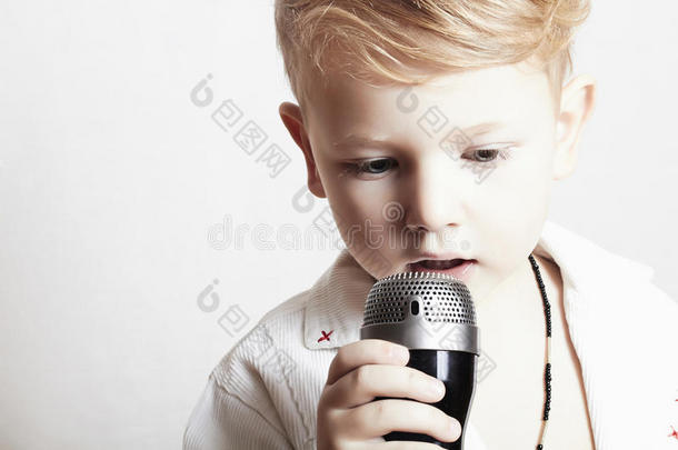 小男孩在<strong>唱歌</strong>麦克风。<strong>儿童</strong>在卡拉OK音乐