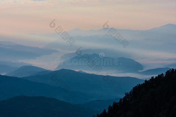 <strong>清晨阳光下</strong>的山景，尼泊尔琅塘国家公园喜马拉雅山