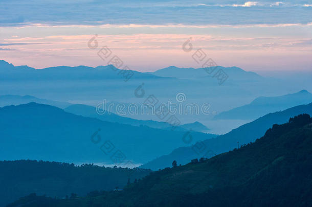 <strong>清晨阳光下</strong>的山景，尼泊尔琅塘国家公园喜马拉雅山