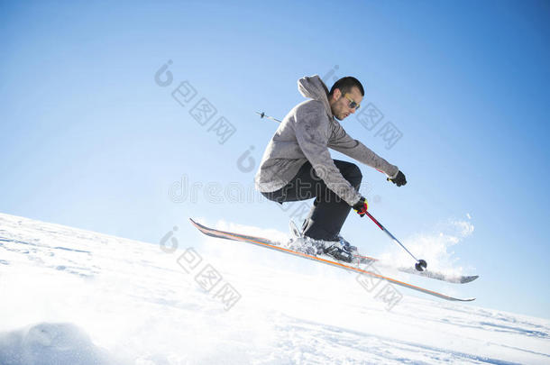 带交叉滑雪板的自由式跳台滑雪运动员