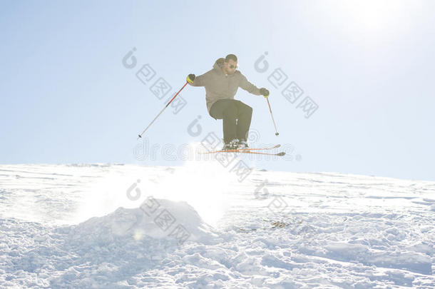 带交叉滑雪板的自由式跳台滑雪运动员