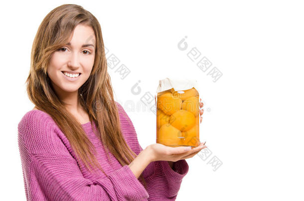 年轻的微笑的女人拿着罐子里的<strong>农</strong>产品