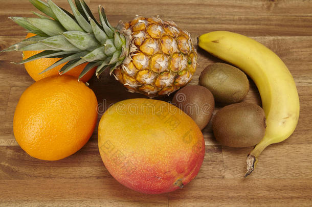 多种维生素-菠萝、橙子、香蕉、猕猴桃和芒果