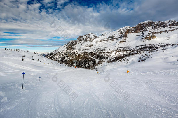 意大利阿尔卑斯山麦当娜迪坎皮格里奥滑雪场附近的滑雪场