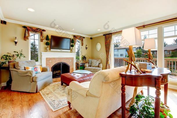 明亮的客厅，有舒适的家具和石头背景的壁炉