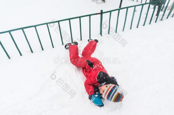 在雪地上翻滚