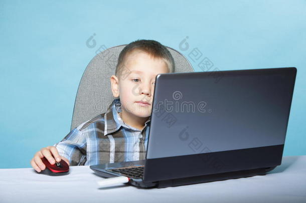 电脑成瘾儿童用笔记本电脑