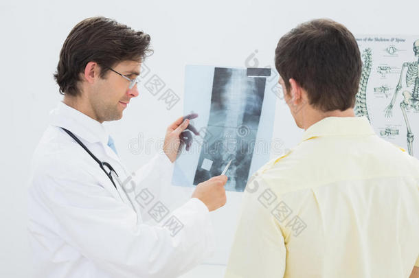 男医生给病人讲解脊柱x光片
