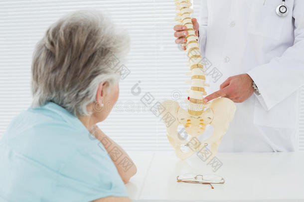 男医生给老年病人讲解脊柱