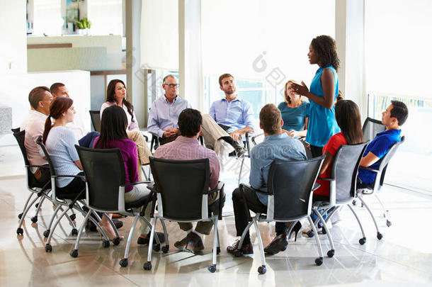 女商人在多文化办公室工作人员会议上讲话