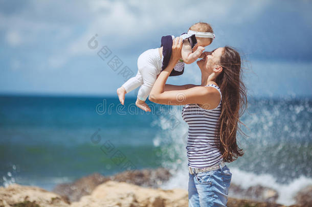 夏日蓝海边嬉戏的妇幼幸福家庭写真