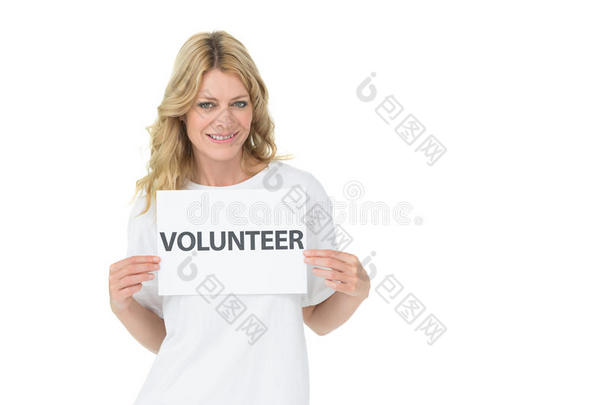 微笑的年轻女<strong>志愿者</strong>举着<strong>标语</strong>牌的画像