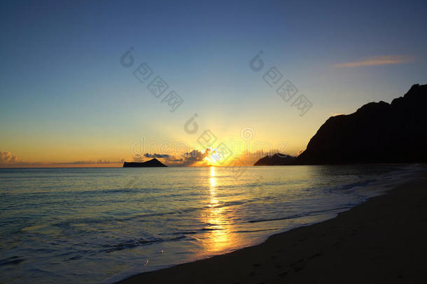 清晨，威玛纳洛海滩上的日出，岩石岛上的日出<strong>冲破</strong>云层
