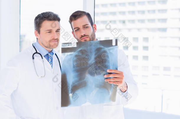 男医生在医务室检查x光片