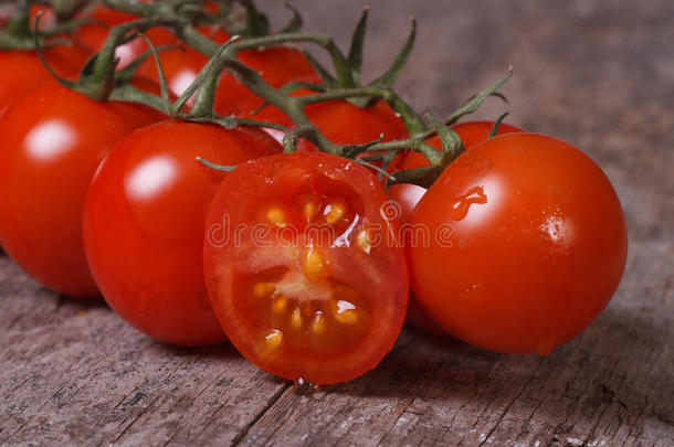 成熟的西红柿和一片切片？？水果特写。水平的