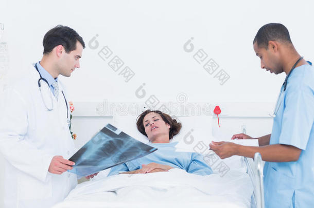 医生在医院按病人检查x光片