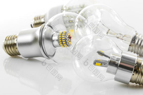 环保led灯泡和经典钨灯泡