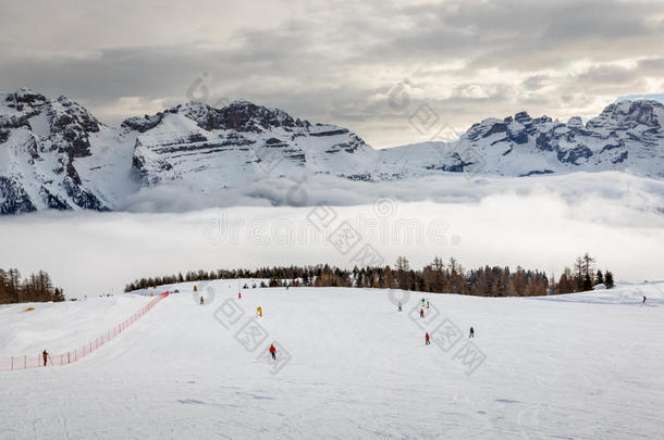 意大利阿尔卑斯山麦当娜迪坎皮格里奥滑雪场附近的滑雪场