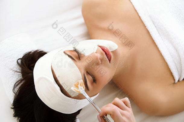水疗面膜。水疗沙龙里的女人。面具。面膜。