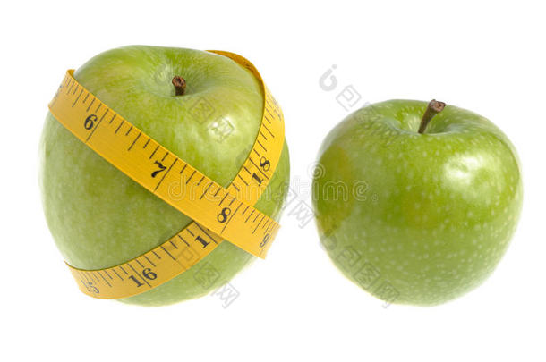 一个用卷尺包着的青苹果和另一个青苹果