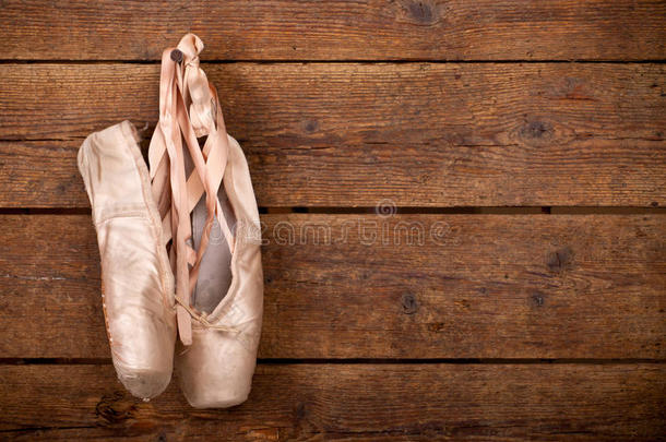 旧的粉色芭蕾舞鞋