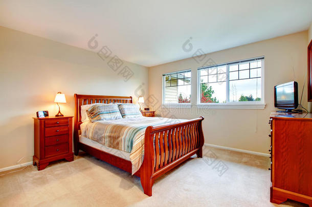 暖色调卧室，木质家具