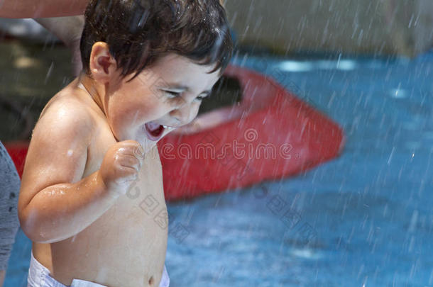在游泳池里玩耍的孩子，夏天有趣的男孩