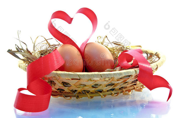 复活节彩蛋和心形红丝带