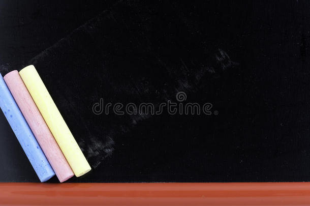 空白黑板和粉笔