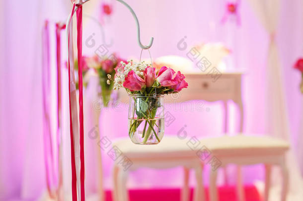 婚礼或<strong>活动</strong>用白色和粉红色的美丽<strong>插花</strong>。