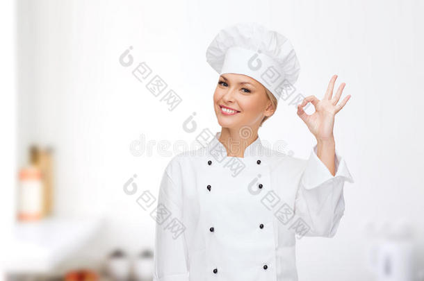 面带微笑的女厨师手举ok手势