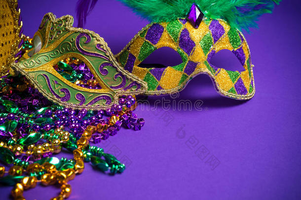 紫色背景的什锦狂欢节或狂欢节面具
