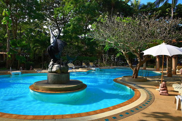 游泳池，酒店内的热带植物，海滩和树木，phra <strong>ae</strong>海滩，ko lanta，泰国