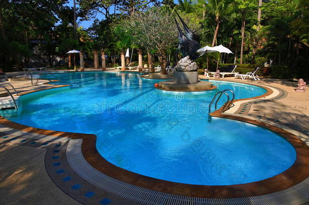 游泳池，酒店内的热带植物，海滩和树木，phra <strong>ae</strong>海滩，ko lanta，泰国