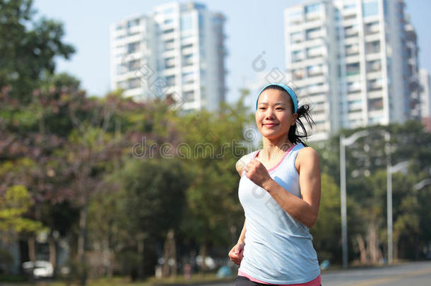 在城市街道上奔跑的女人
