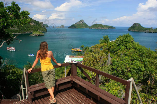 泰国港通国家<strong>海洋公园</strong>梅阁岛站在远眺处的年轻女子