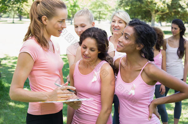 志愿者协助参与者提高乳腺癌意识