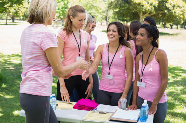 乳腺癌宣传期间志愿者问候参与者