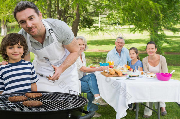 父亲和儿子在<strong>烧烤店</strong>和家人在公园吃午饭