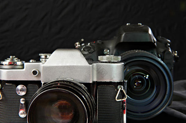 老式胶片相机和数码相机