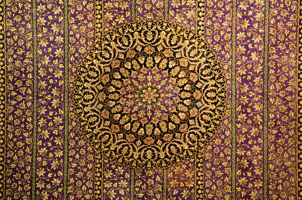 地毯用东方花纹装饰